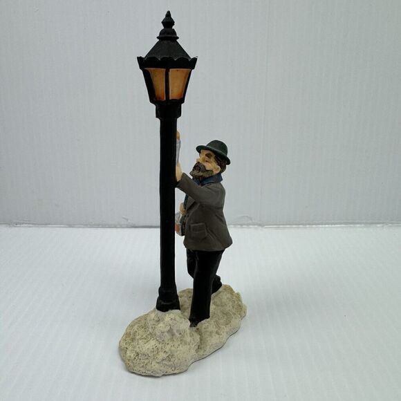 Mervyn's Village Square Man Lighting Lamppost 1993 Figurine Vintage Christmas - Picture 4 of 10
